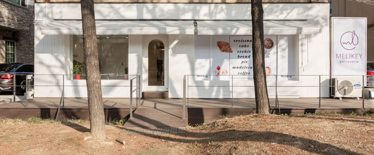 화이트톤 미니멀 베이커리카페 미라이키 외관 인테리어